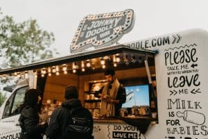 foodfestivals-en-foodevents-2018 food events amsterdam, foodfestival amsterdam, rollende keukens, festivals zomer, foodtruck, foodtruck fesitvalItaliaanse ijsjes, versgebakken broden, dampende pasta's, malse burgers van de grill. Zijn jullie ook zo gek op foodfestivals en foodevents? Dan is dit overzicht wel heel erg handig! Dit zijn de culinaire events van heel Nederland die jij niet wilt missen!
