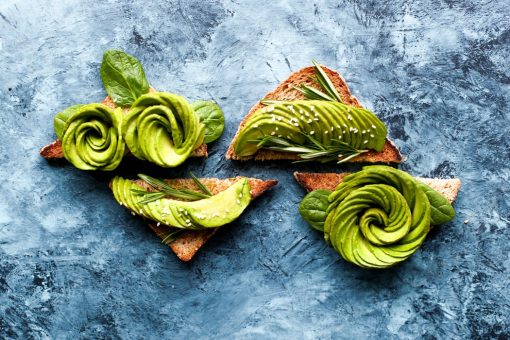 avocado, avocado-roos, avocado friet, avocado ijs, avocado dressing, avocado recepten, Dat avocado een goede toevoeging is bij een salade of op een gepocheerd eitje, weten we nu wel. Maar deze populaire vrucht is op veel meer manier inzetbaar. Wij waren creatief met avocado en vonden 3 speciale recepten met dit groene wonder! Ook leggen we uit hoe je een prachtige avocado-roos maakt!