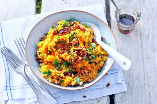 Zoete aardappelstamppot met pecannoten. sweet potato, De winterperiode is écht bijna voorbij en dat betekend 'het einde' van de stamppotperiode. Op de valreep daarom nog even een Girls Who Cook recept, met all-time favorite zoete aardappel! Vind hier het recept voor een heerlijke zoete aardappelstamppot met pecannoten!. Recept. Zoete aardappel. Lidl. Pecannooten.