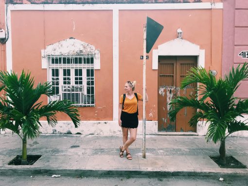Iedere week spreken wij een girlboss die ons inspireert. Of het nou op het gebied van werk of ambitie is, deze meiden inspireren ons. Deze week spraken wij Manon. Ze werkt fulltime als copywriter bij TravelBird, runt een eigen platform genaamd Hey Frits en schrijft ze af en toe toffe artikelen voor Girls Who.