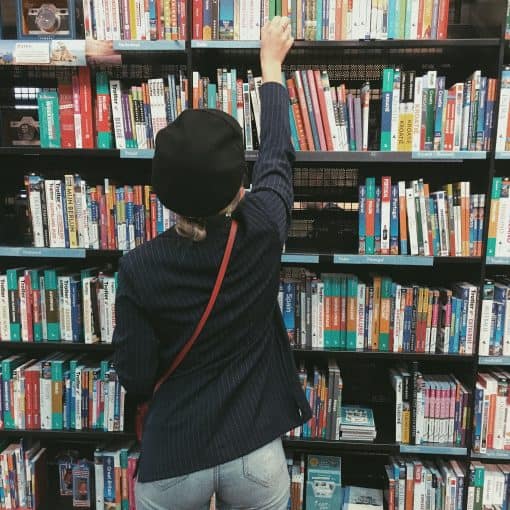 Ga je binnenkort weer op vakantie (ja want sorry hoor maar het lijkt tegenwoordig alsof iedereen, altijd in het buitenland zit), of vind je het gewoon lekker om in de avond te ontspannen met iets anti-digitaals zoals een boek? Top, dan zijn we daaruit. Maar wat ik ook heb met het kiezen van films – eigenlijk met het kiezen van alles – lukt het niet zo goed. De keuze is oneindig en de genres lopen ver uit elkaar. Twijfels dus, waar ik je als dilemma-deskundigegraag bij wilt helpen met een literatuurlijstje en leuk leesvoer. Believe me, deze boeken wil jij in je onzichtbare boekenkast. Vele hemels boven de zevende. Zeik niet zo. Boeken. Reading. booktips. Weekend activity. Things to do. Things to read. Girls who read.