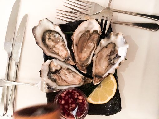 Girls Who Magazine heeft weer een bijzondere culinaire ontdekking gedaan, die we graag met jullie delen. Ditmaalverscholen in het hartje van de Jordaan, tussen de prachtige huizen aan de Bloemgracht. Het restaurantpand is honderden jaren oud en daarmee een van de oudste (en mooiste) van de buurt. Bij L’invité Restaurant wordt de klassieke Franse keuken geserveerd met eigentijdste twist, die zich uit in onbewerkte en seizoensgebonden producten. Het valt lang niet meer mee nog ‘onontdekte’ pareltjes te vinden in Amsterdam. Online staan uitgebreide lijsten met tips voor ontbijt, lunch, brunch hotspots en ook voor diner of café-tips maken diverse insiders je uitvoerig wegwijs (ja, wij doen hier ook aan mee). Toch lijkt het soms alsof iedere topplek al heel vaak gecovered is. Daarom vinden wij het fijn als we een restaurant ‘gevonden’ hebben waar nog niet 100 keer over is geschreven. L’invité Restaurant is er zo één.