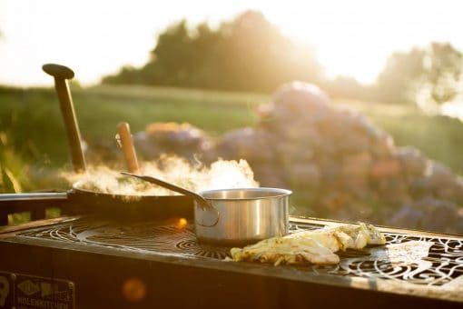 Uiteten gaan is sowieso heel leuk, maar op sommige plekken wordt het nóg beter. Tijd om het begrip “uit eten” naar een nieuwe dimensie te brengen. Na enig speurwerk hebben we de 5 meest bijzondere restaurants in Nederland opgesomd die zich duidelijk onderscheiden van menig restaurant. Hier ben je de komende verjaardagen en speciale viering wel mee zoet.