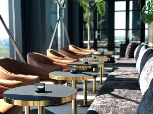 We schreven al over Dutch Eatery Persijn dat gevestigd is op de begane grond van het QO hotel. Het restaurant op zich is een bezoek méér dan waard. Maar wanneer je de fabuloso lift in kan stappen om er op de bovenste verdieping weer uit te gaan en daar een nóg meer fabuloso rooftopbar aantreft, dan weet je: dit was de fietsroute waard. Cocktailbar. Jupiner & Kin. Rooftopbar Jupiner & Kin. Garden kitchen & bar Jupiner & Kin. Qo Hotel Amstelkwartier.