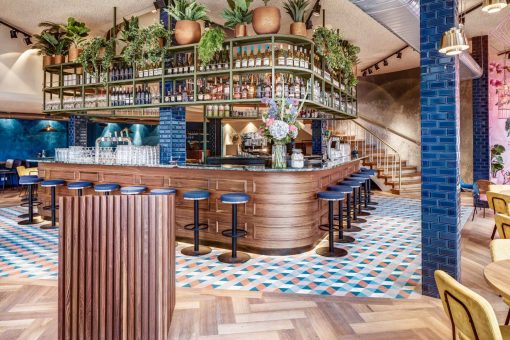 Restaurant MEDDENS: Met een oppervlakte van 400 meter gonst het in het voormalig monumentaal warenhuis van de ontmoetingen en verhalen. Het fotogenieke interieur, het supervriendelijke en professionele personeel, de open keuken en de uitgebreide kaart met vis in de hoofdrol. Wij zijn groot fan!