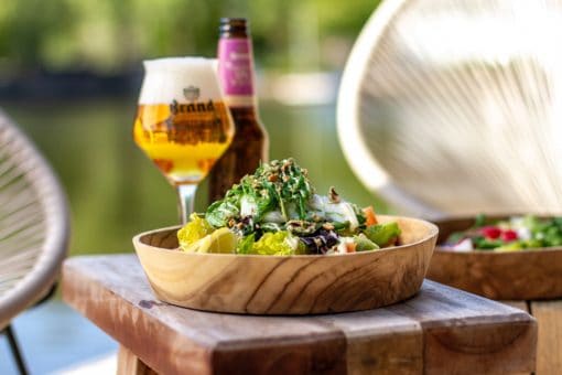 Niet zo vaak komen we restaurants tegen die aantrekkelijk zijn voor een hele diverse doelgroep. Wel bij Strandzuid. Dit Stadsstrand spreekt door zijn diverse locatie een hele ruime doelgroep aan. Borrelen, brainstormen, pingpongen, een barbecue of dineren? Strandzuid verzamelt alle mogelijkheden op één locatie. Strandzuid