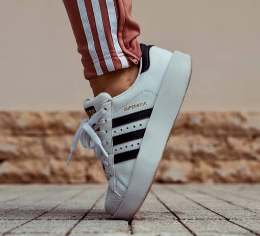 Zo houd je je witte sneakers wit. Witte schoenen schoonmaken. Witte sneakers schoonmaken tips