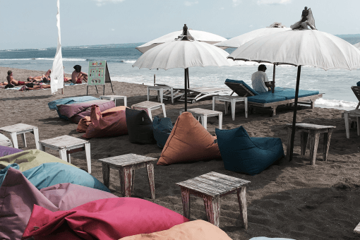 Reisje naar Bali op de planning? Lucky you! Canggu, Bali is een must-visit plekje als je daar bent. Zo goed als vastgeplakt aan Seminyak: het surfersplaatsje waar de een na de andere heerlijke low key, chille hotspot zijn intrek doet. Girls Who Travel heeft een selectie voor je gemaakt!