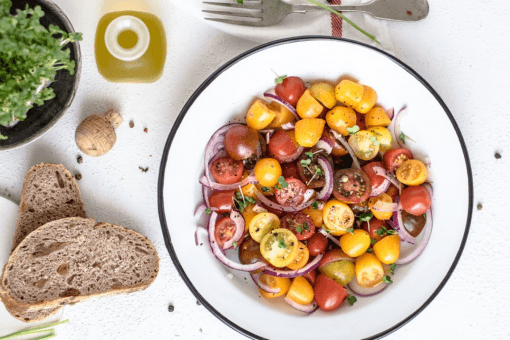 Je kunt ervoor kiezen om een kant-en-klaar vloeistofje in de winkel te kopen, maar deze zitten vaak vol met toegevoegd suiker en smaak –en kleurstoffen. Dág gezonde hap… Hierbij 3 x een gezonde saladedressing die in een handomdraai te maken zijn en lekker smaken in ieder seizoen!