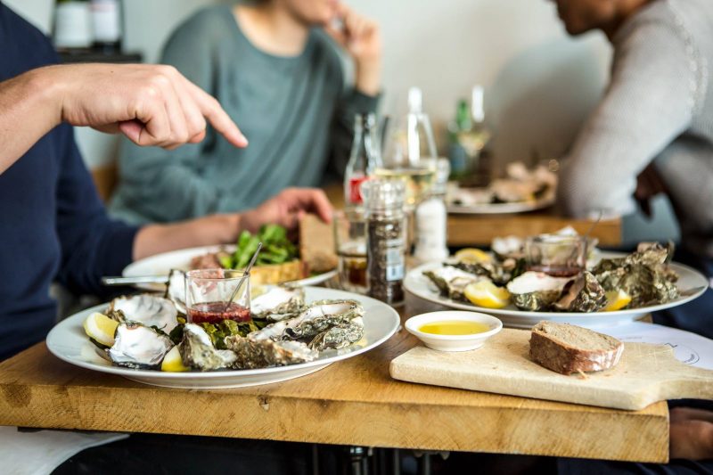 Aan de rand van de Jordaan in Amsterdam West zit een 5-delige horecazaak waar je de hele dag kunt vertoeven. Razmataz is alles voor iedereen; een veelzijdige ruimte met restaurant, een intieme private-dining ruimte, een koffiehuis en een café/bar. Deze week op jullie culinaire bucketlist: Restaurant Razmataz. Nieuw jasje. hotspot Amsterdam. Girls Who Magazine. Girls Who Eat. Girls Who Drink.. Dinner Amsterdam. Foodspot Amsterdam. Razmataz Amsterdam. Fine dining Amsterdam.