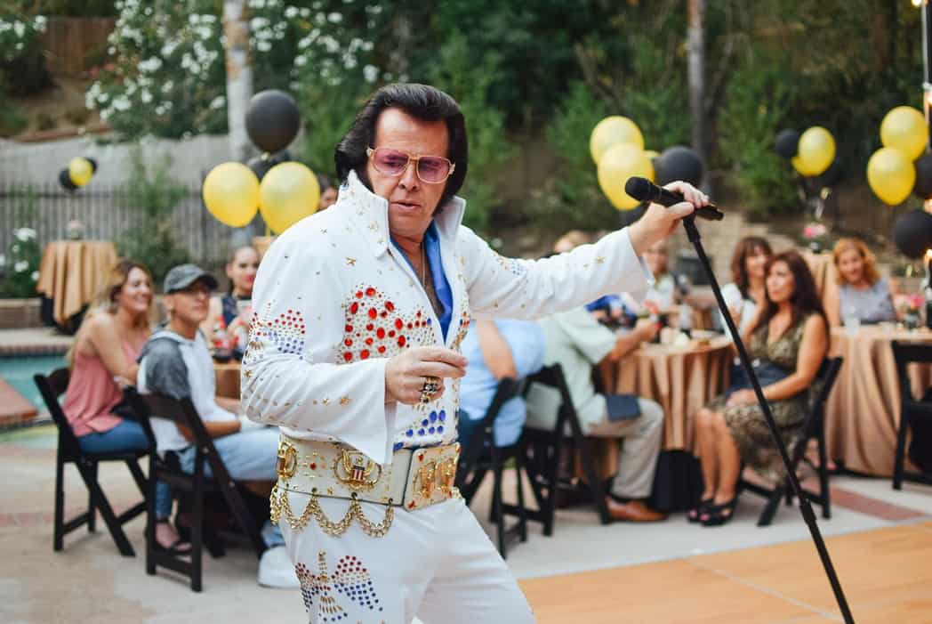 De vrijdagmiddagborrel is vroeg afgelopen maar je wilt nog lang niet naar huis. Wat nu? Wij hebben een plan voor je! Jij, je overgebleven collega’s en aangehaakte vriendinnen gaan de karaokebars onveilig maken! Zonder goudenkeeltje of songtekstkennis, maar mét een portie lef kom je de karaokeavond wel door. Niet alleen zochten we de leukste meeblèrkroegen voor je uit, we maakten er een handige route van!