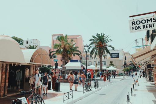 Het vreselijk om gezien te worden als another annoying tourist die met haar koffertje van de bus naar d’r Airbnb loopt. Dat is gewoon niet cool. We willen ons lekker blenden tussen de locals en niet extra gecharged worden voor elk kopje koffie. Hoe voorkom je dat? Met deze 6 tips blijf je onopvallend als toerist. Op vakantie, avoid being a tourist, onopvallende toerist. Met deze tips val je niet op als toerist. Met deze tips blijf je undercover als toerist. Blend with locals,. Locals, Travel.