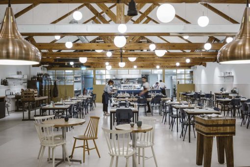 De mannen van Rijsel, Bak en Gebroeders Hartering hebben nu een vierde zaak toegevoegd aan hun indrukwekkend horeca-portfolio: Restaurant Entrepot. En dit is er echt weer zo een voor op je culinaire bucketlist. Dat schijnen meer mensen te weten, want sinds de opening in november 2017 lijkt het vrijwel elke avond vol te zitten. Gelukkig blijkt dat helemaal terecht. Lees verder voor onze ervaring!