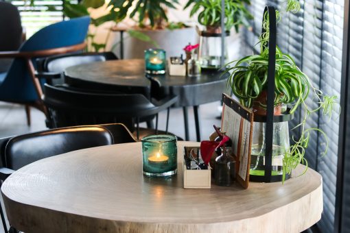 Amsterdam is weer een urban hotspot rijker en dat moet gevierd worden. En hoe kan dat anders dan met fijn gezelschap en bubbels? Op een zomerse maandagavond maakten we kennis met het designvolle interieur van het recentelijk gerenoveerde Urban Jungle The Birdhouse. Graag nemen we je mee in een avond vol verrassingen.