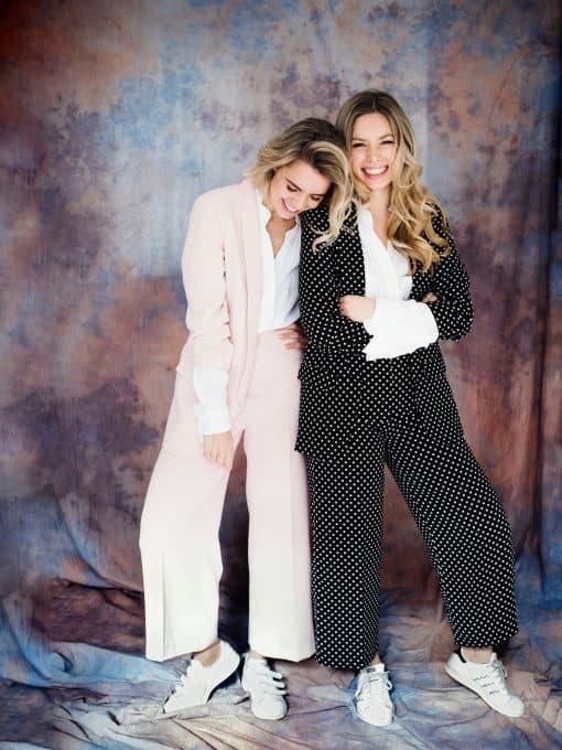 Ze schieten de mooiste afbeeldingen voor onder andere Marie Claire, Cluse, Glamour, Net5 en JAN Magazine. Hun stijl is fris, speels, dromerig, jong, vrolijk en toegankelijk en Girls Who Magazine vonden veel raakvlakken in deze fijne elementen. Het leek ons te gek om fotografenduo Kee & Kee beter te leren kennen. Ben jij altijd al nieuwsgierig geweest naar fotografie en een de grootste uitdagingen van samen ondernemen? Lees ons interview met Karen & Kiki!. Kee & Kee. Fotografie. Interview. girlsboss