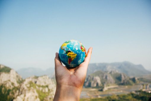 Goed nieuws voor Girls Who Travel. het vakantieseizoen komt eraan! Ondanks wij deze periode niet perse nodig hebben voor een tripje, zitten veel Nederlanders vast een deze periode. Er komen weer veel vragen om de hoek kijken. Wordt het dit jaar een verre reis naar de zon, een sportieve vakantie in de bergen of een trip naar een toffe stad? Wát een dilemma's! Hoe zit het eigenlijk met Nederlanders en de vakantiestress?