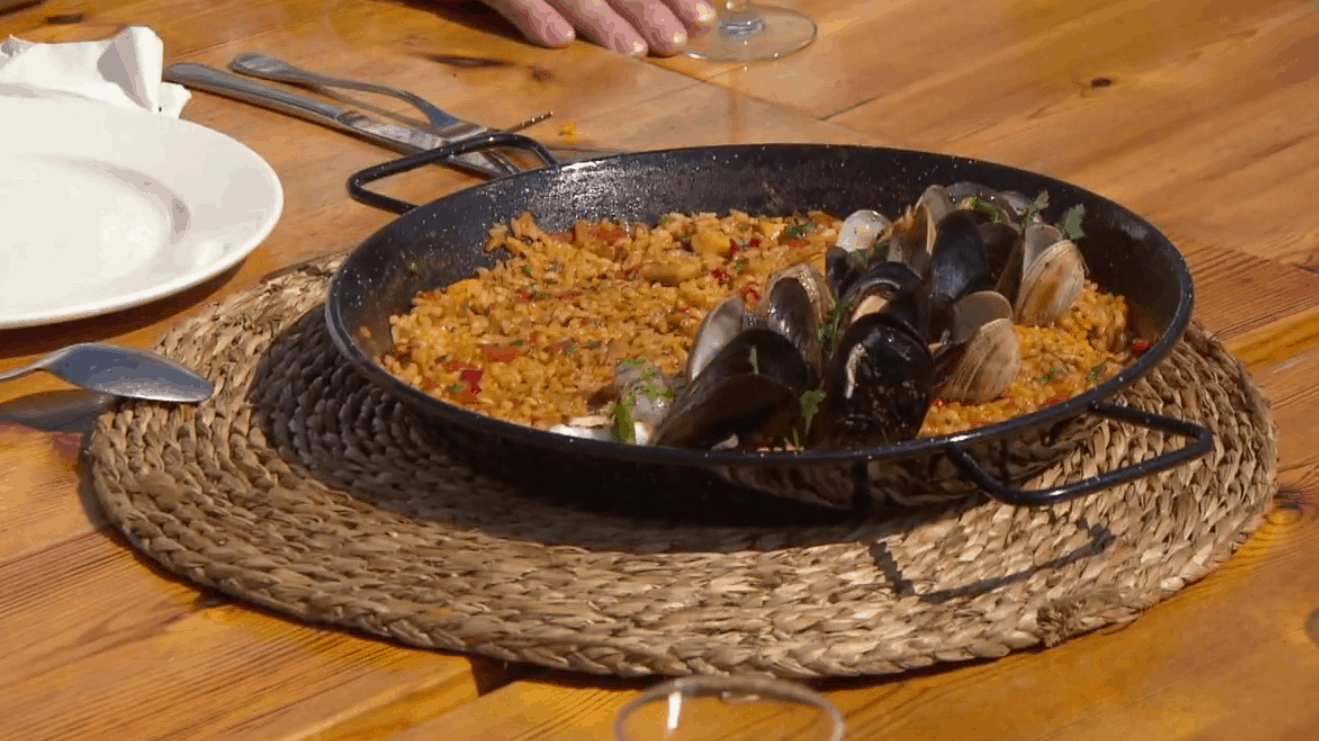 recept paella - herman den blijker - hermans pop up resaturant - aflevering 1 - kiki bosman - joost van den branden - zelf paella maken
